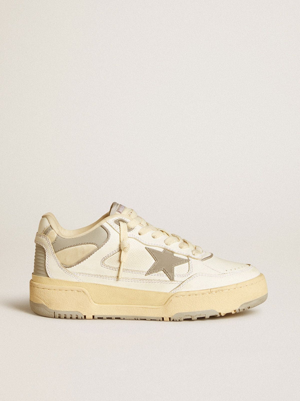 Men's Forty2 with grey star and white leather heel tab| Golden Goose