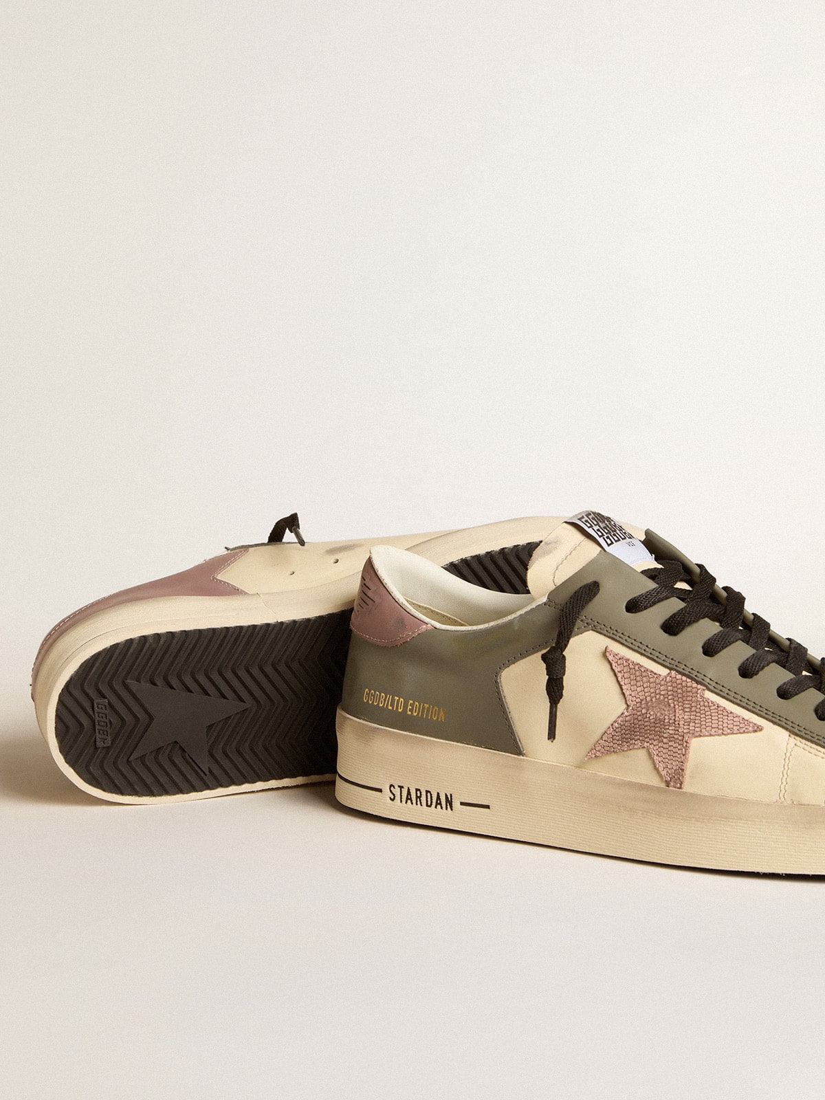 Men's Stardan LTD in gray leather with a pink leather star and heel tab| Golden Goose