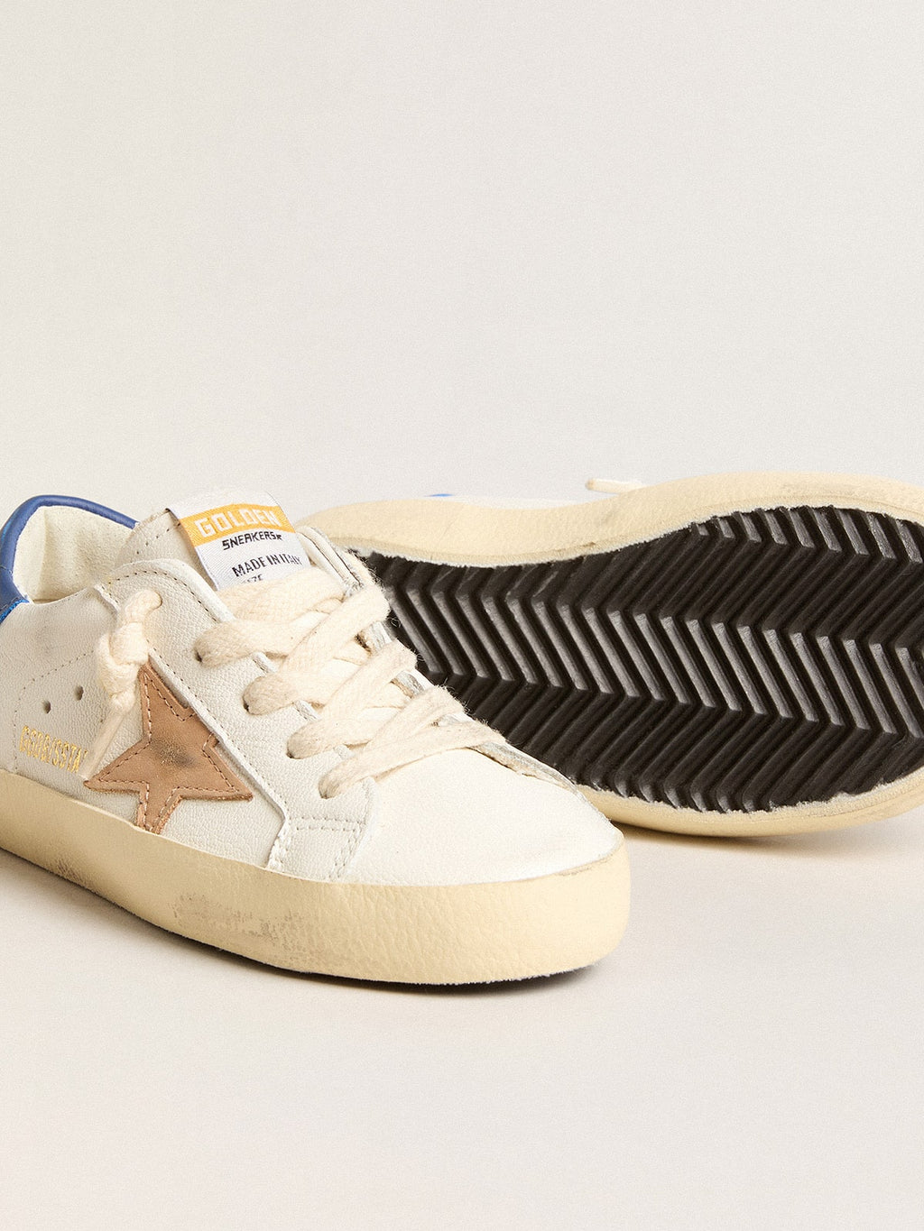 Young Super-Star in nappa leather with a beige star and blue heel tab| Golden Goose