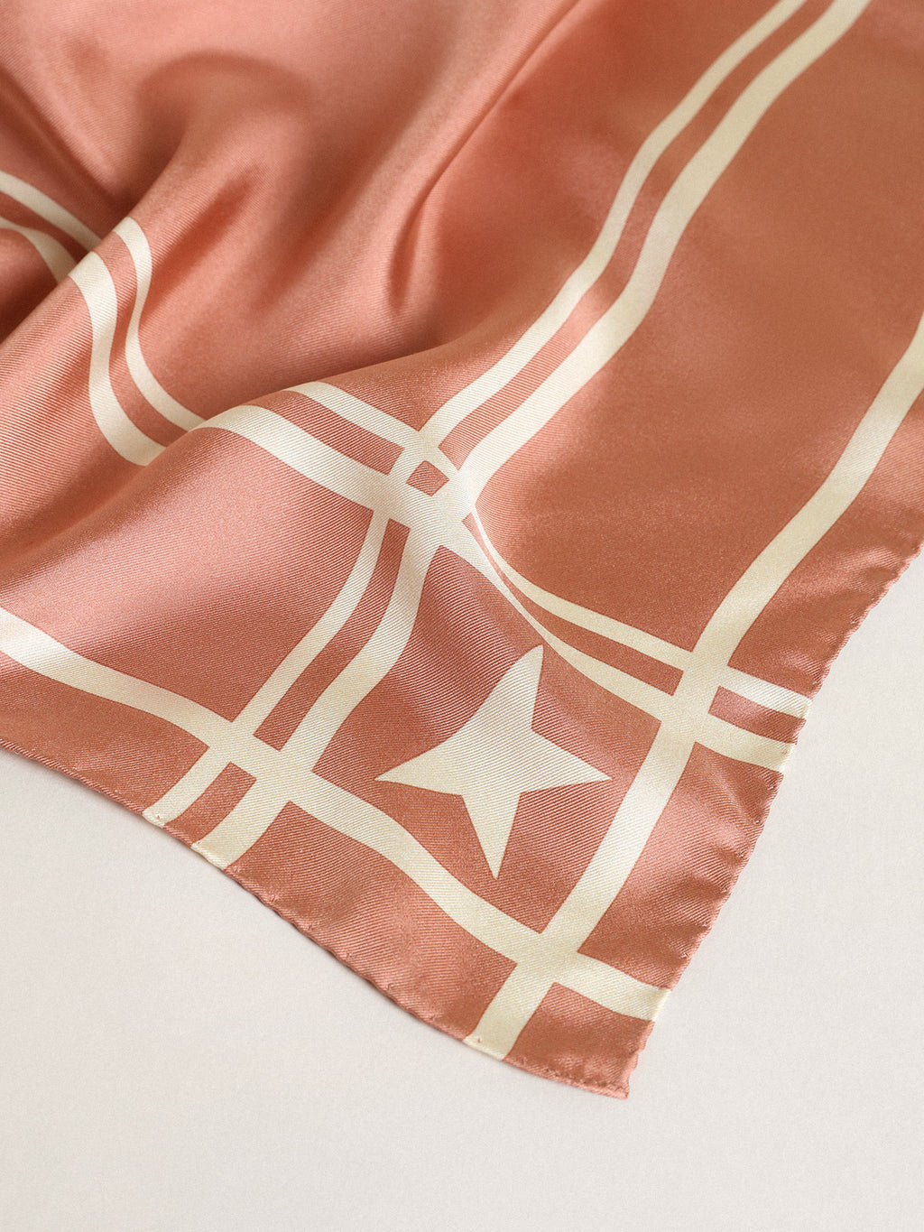Old-rose-colored Golden Collection scarf with contrasting white stars and stripes| Golden Goose