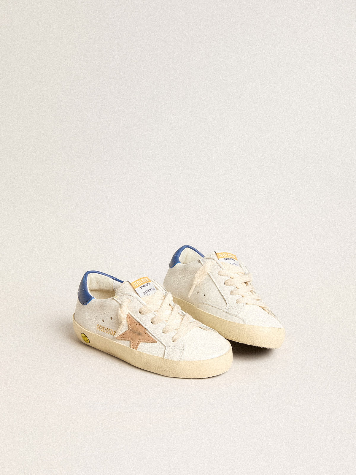 Young Super-Star in nappa leather with a beige star and blue heel tab| Golden Goose