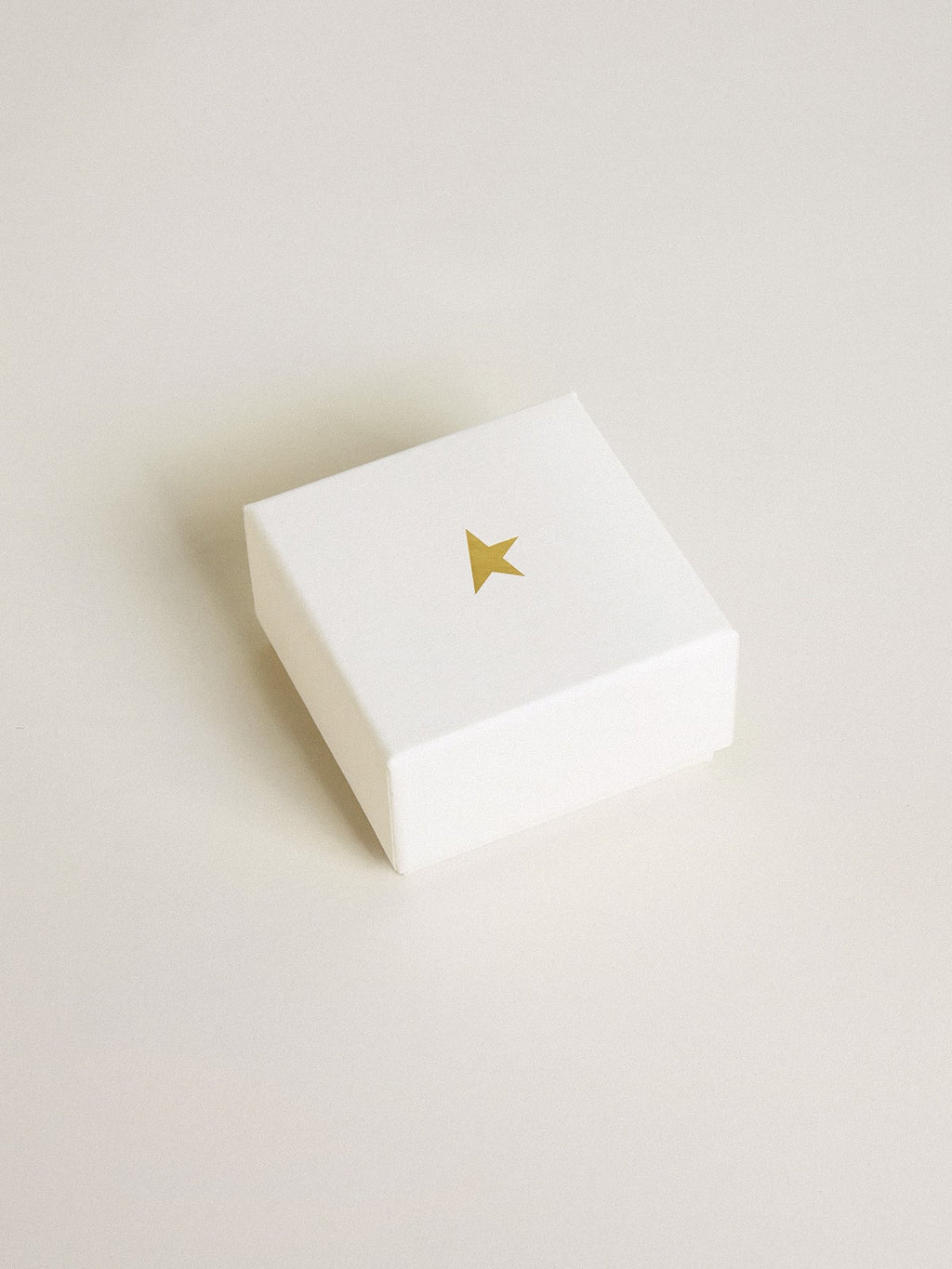 Letter V charm in gold-colored brass with crystals| Golden Goose
