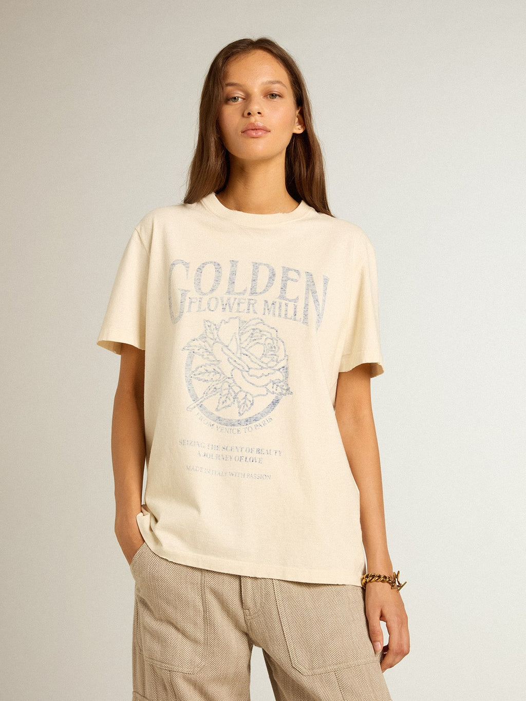 Women's T-shirt in aged white cotton with seasonal print| Golden Goose