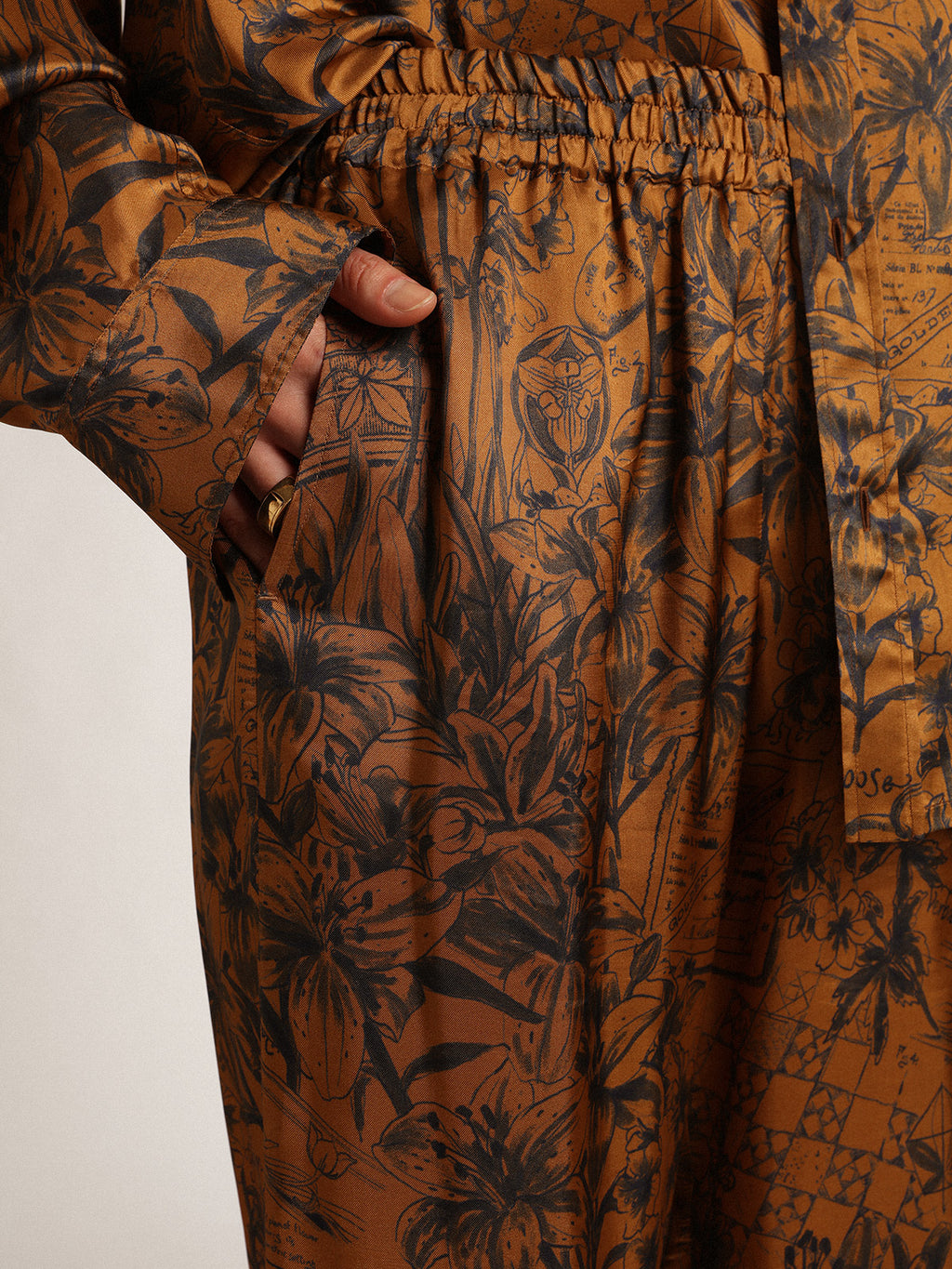 Women's joggers in golden brown with notebook print| Golden Goose