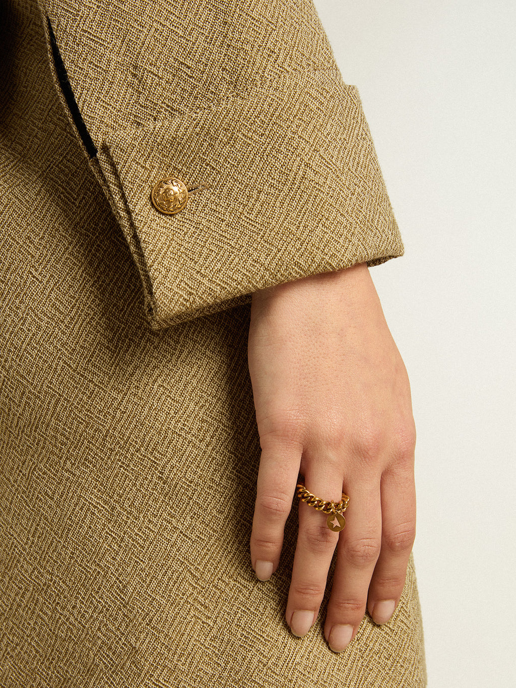 Ring in antique gold color with flexible links| Golden Goose