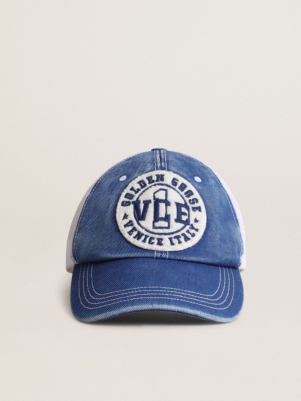 Hat in vintage light blue cotton with white mesh and patch on the front| Golden Goose