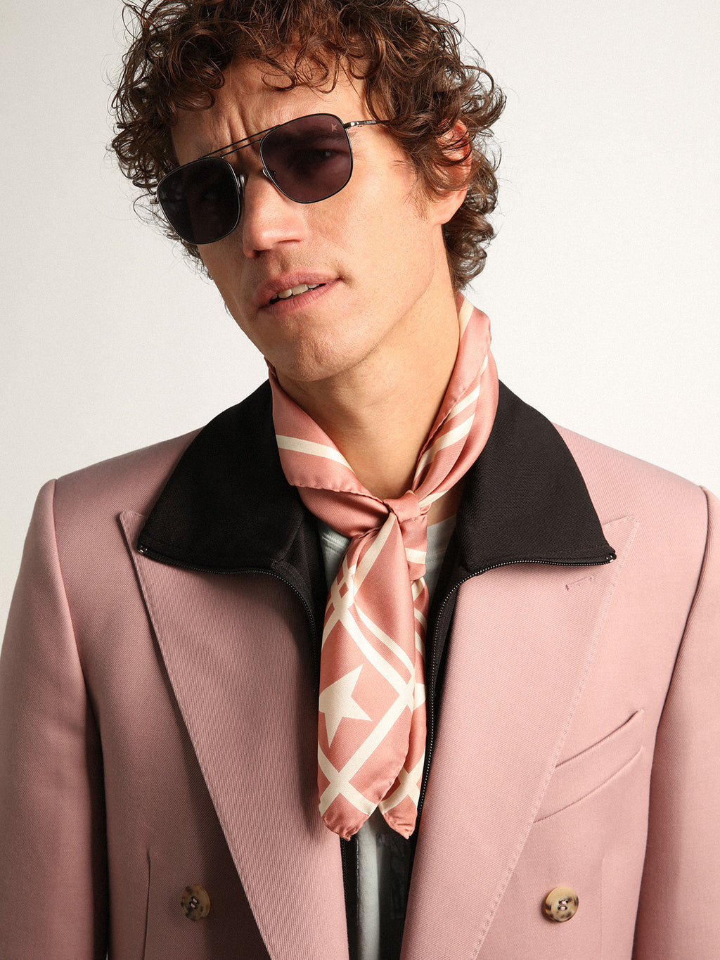 Old-rose-colored Golden Collection scarf with contrasting white stars and stripes| Golden Goose