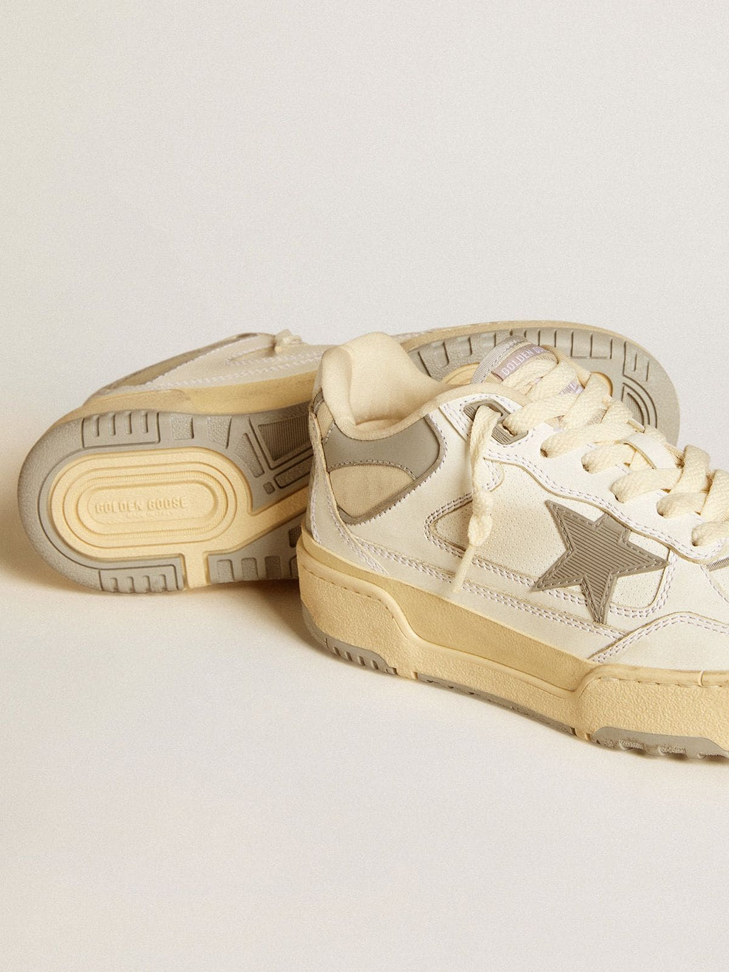 Men's Forty2 with grey star and white leather heel tab| Golden Goose