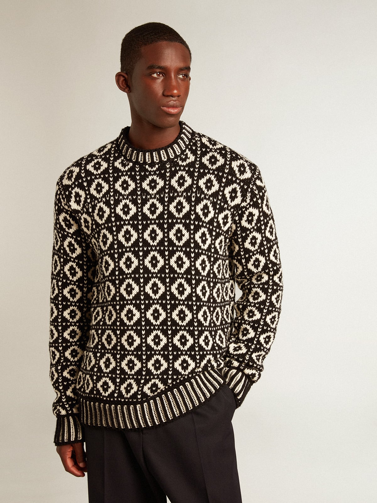 Round-neck sweater with geometric pattern in vintage white and black| Golden Goose