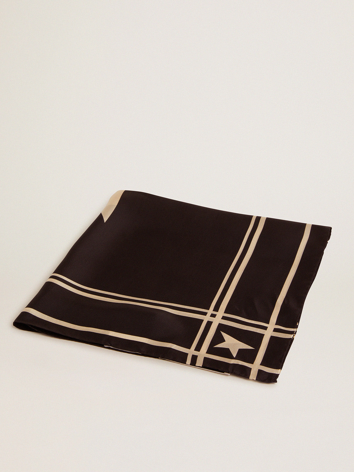 Black foulard with contrasting white stripes and stars| Golden Goose