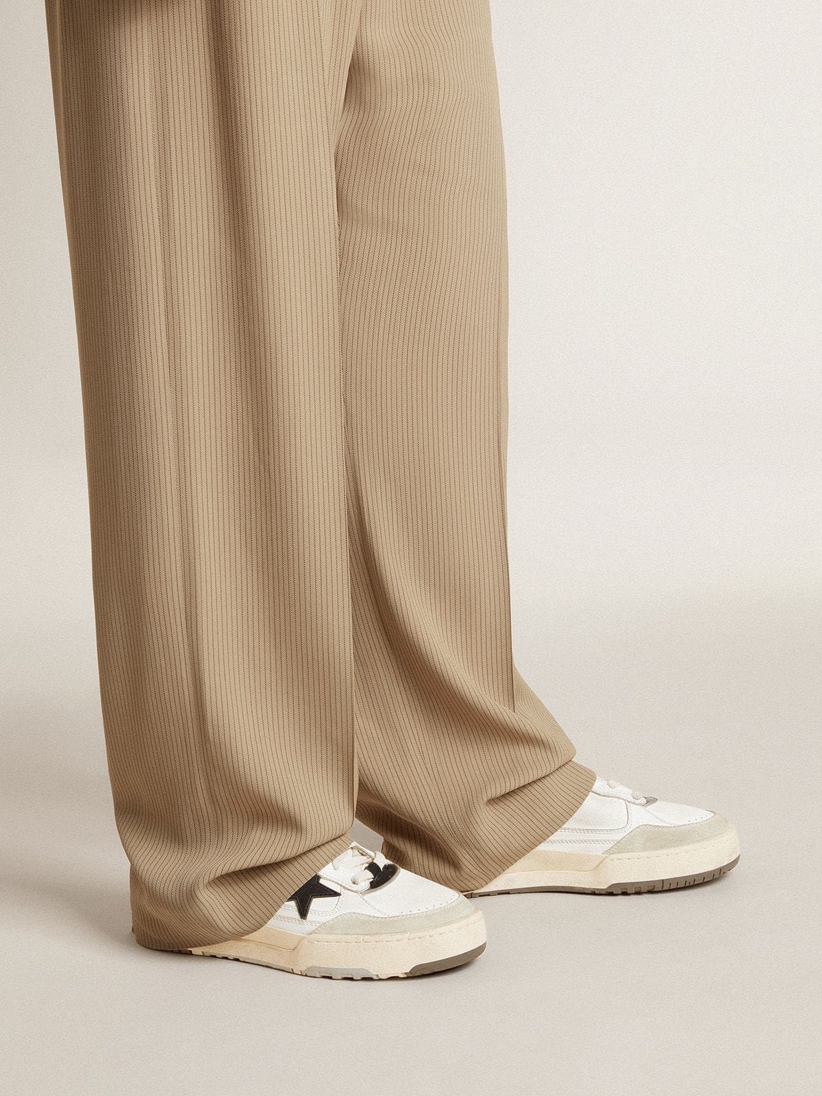 Women's Forty2 with pink star and white leather heel tab| Golden Goose