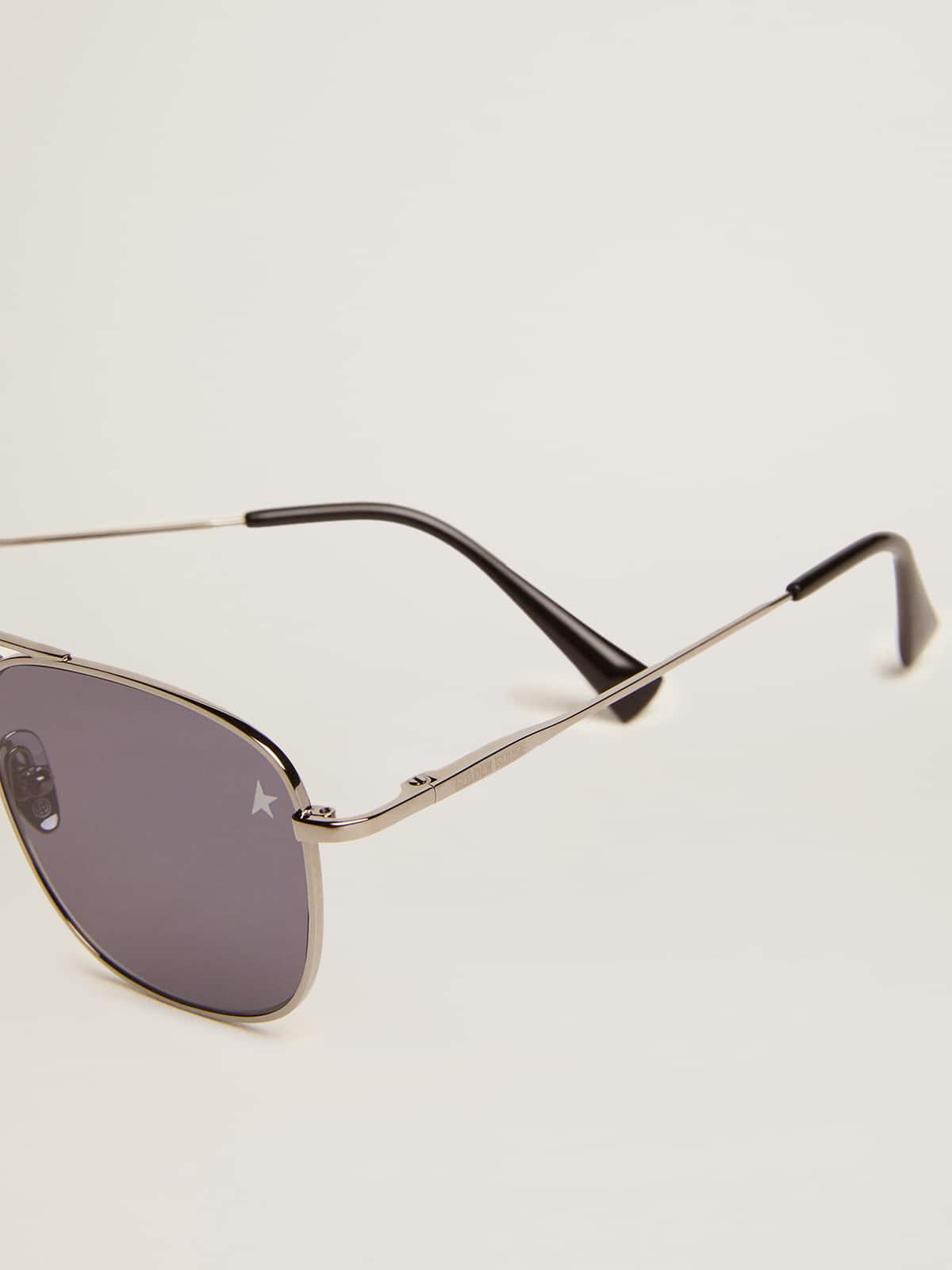 Roger aviator sunglasses with black frame and black lenses| Golden Goose