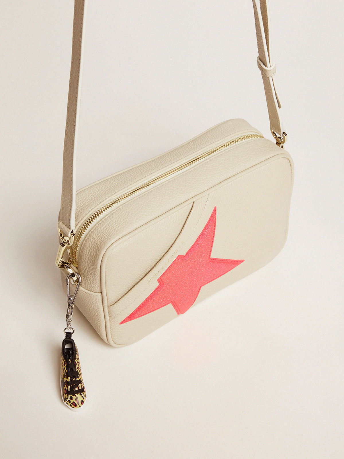 Off-white Star Bag in hammered leather, fuchsia Golden Goose star with iridescent glitter| Golden Goose