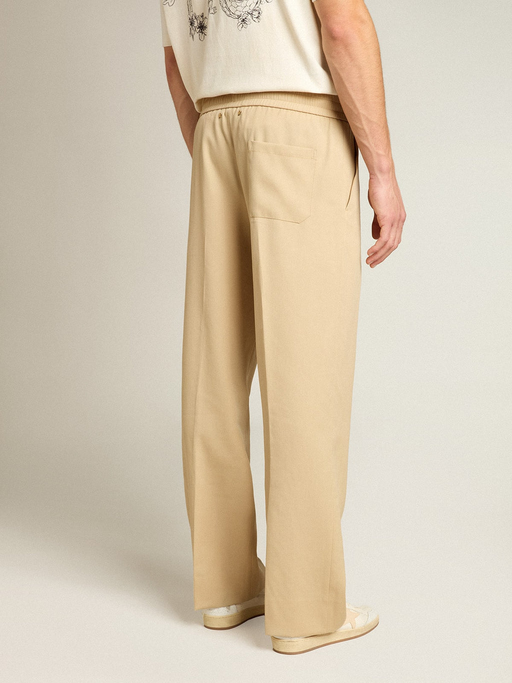 Men's sand-colored joggers with pocket on the back